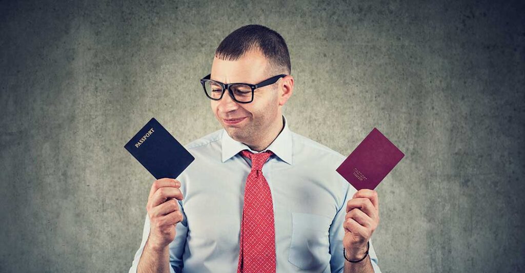 Homme tenant plusieurs passeports, avantages de la plurinationalité