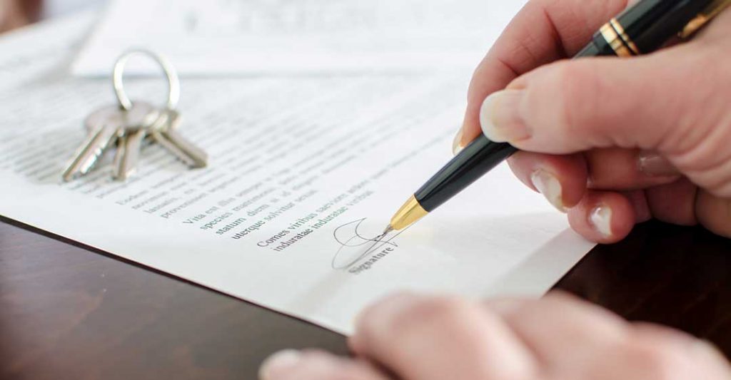 une femme signe un contrat, sur ce contrat est posé un trousseau de clés, vente immobilière, Floride