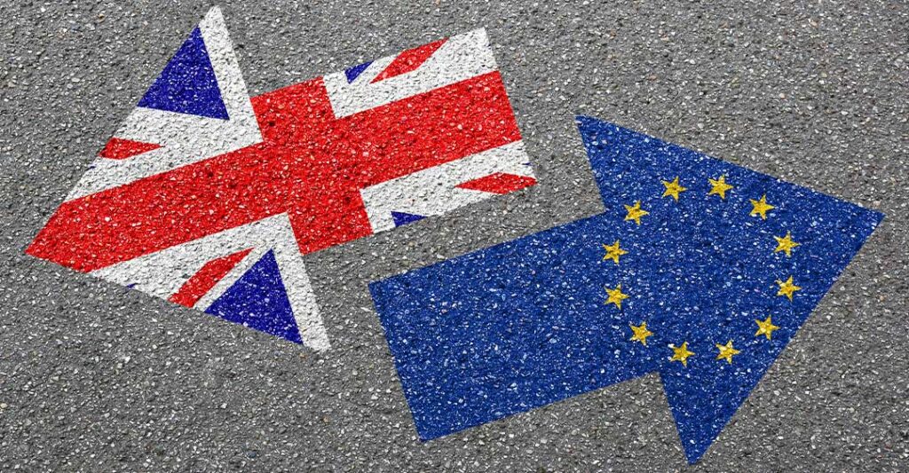 Brexit drapeau union europénne, pays de l'union en relief sur un sol nuageux, vaporeux, domino avec drapeau de Royaume-Uni sur le point de faire tomber les autres domino; effets du brexit