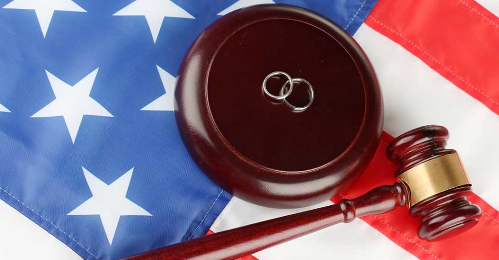 anneaux de mariage et marteau dans le drapeau de nous, Divorce international USA - Floride