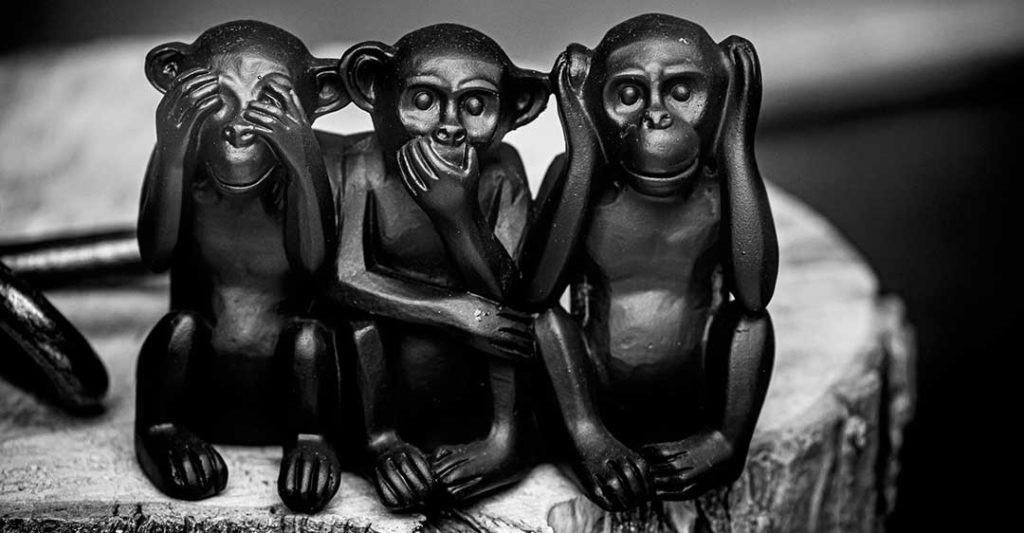 trois singes, ne pas entendre le mal, ne pas voir le mal, ne pas dire le mal, voir dire comme stratégie,