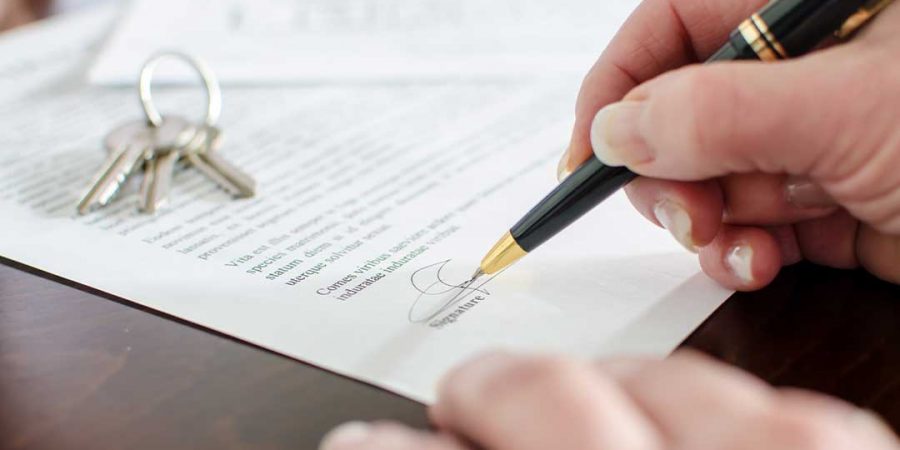 femme signant le contrat de vente immobilière, stylo en main, propriétés,