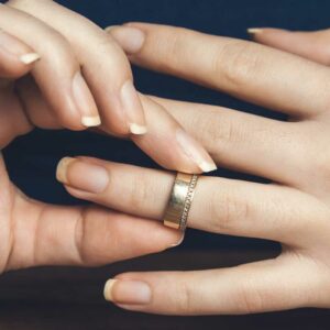 mains d’une femme, retirant une alliance en or, divorce, droit de la famille en Floride