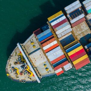 Navire porte-conteneurs transportant des conteneurs pour l'importation et l'exportation, commerce international