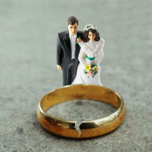décoration de gâteau pour les mariés avec une alliance craquelée, divorce international