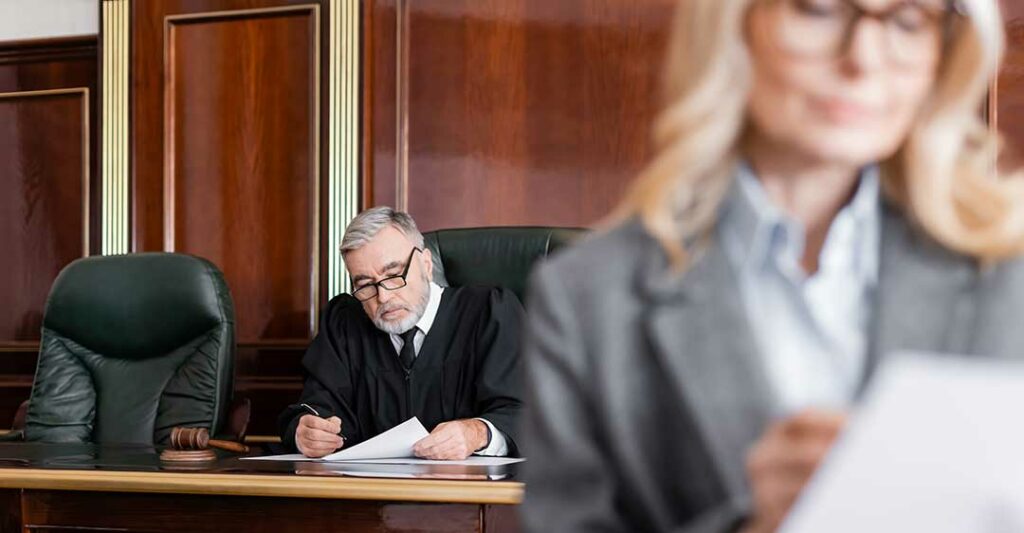 un juge lit des documents avec un avocat au premier plan, qu'est-ce qu'un litige civil ?,