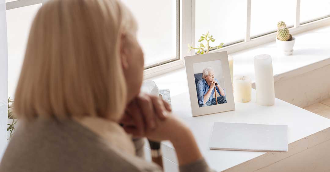 femme âgée regardant la photo de son mari bien-aimé, part élective conjoint survivant