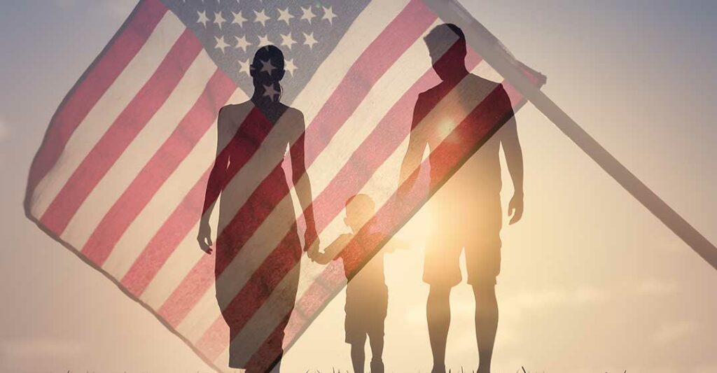 Famille patriotique marchant ensemble sur fond de drapeau américain, immigration parrainée par la famille