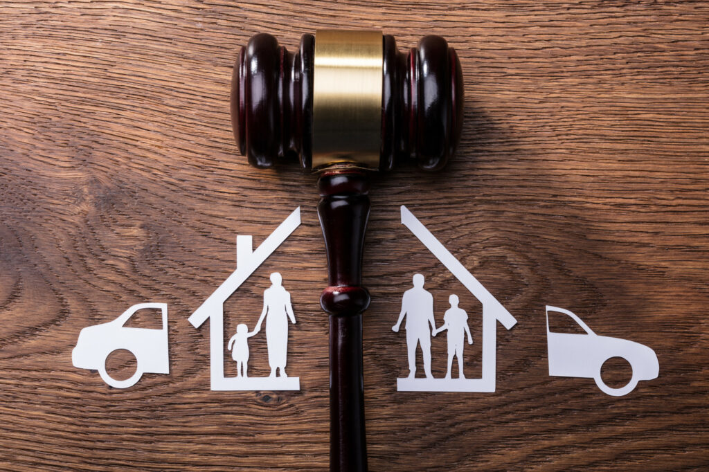 Marteau de juge entre la famille et la voiture en papier découpé, avocat spécialisé en droit de la famille