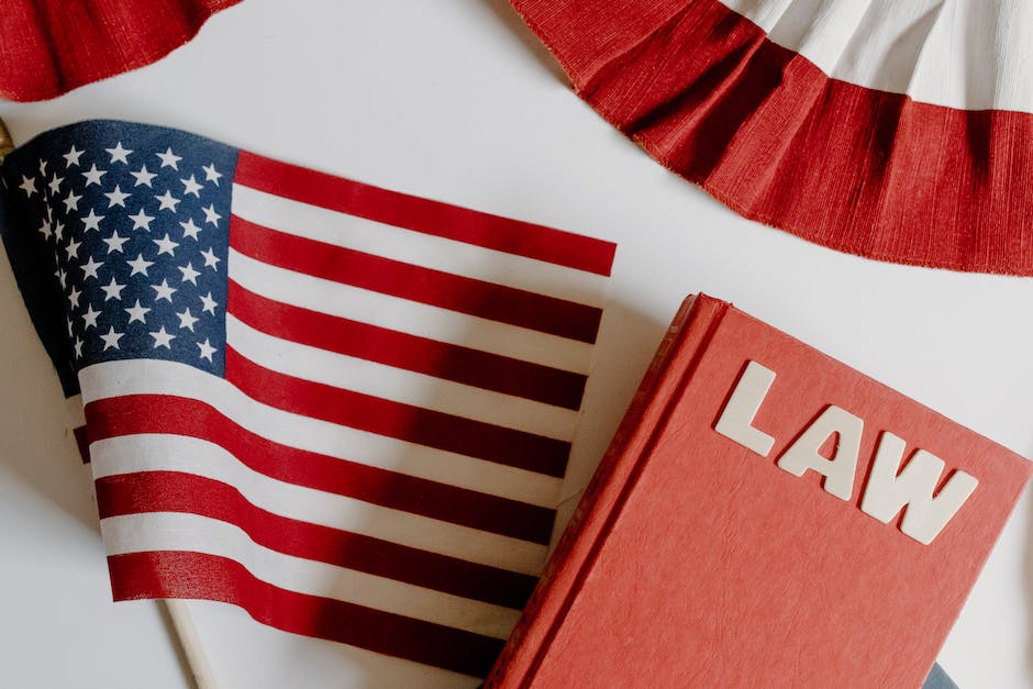 drapeau américain, livre rouge avec le mot law sur la couverture