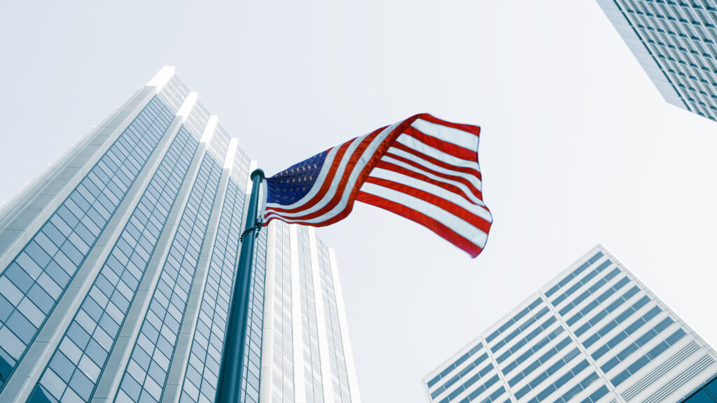 Drapeau américain au milieu de trois bâtiments, dépassement de la durée de validité d'un visa américain