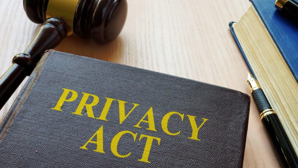 marteau et livre avec des mots privacy act, loi sur la protection de la vie privée en floride