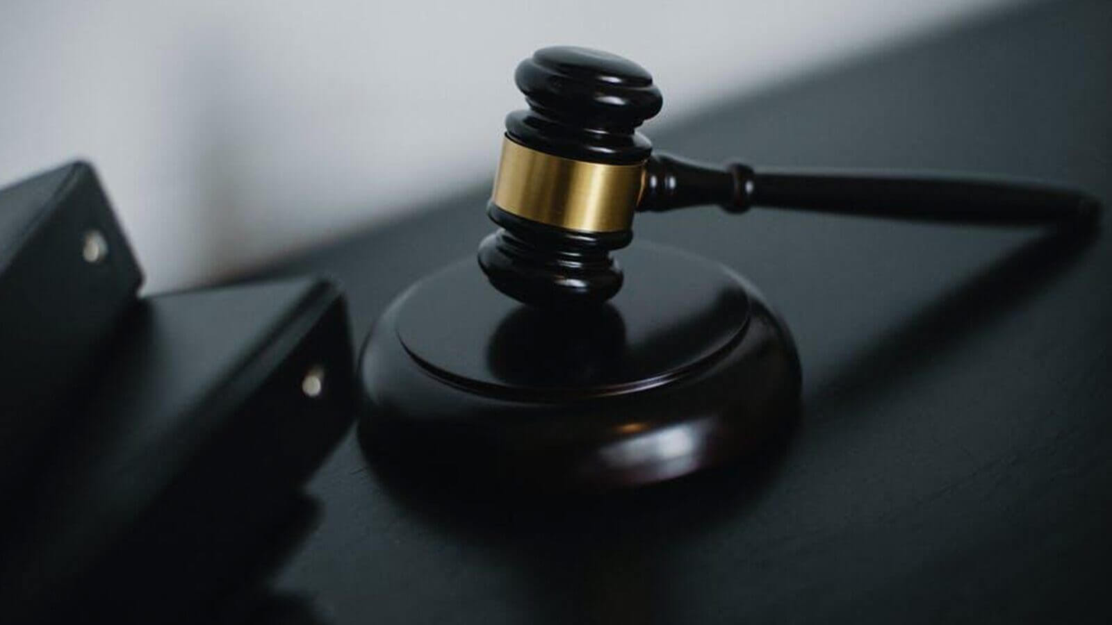 marteau et classeurs sur le bureau, litige civil, divulgation d'informations dans le cadre d'un contentieux