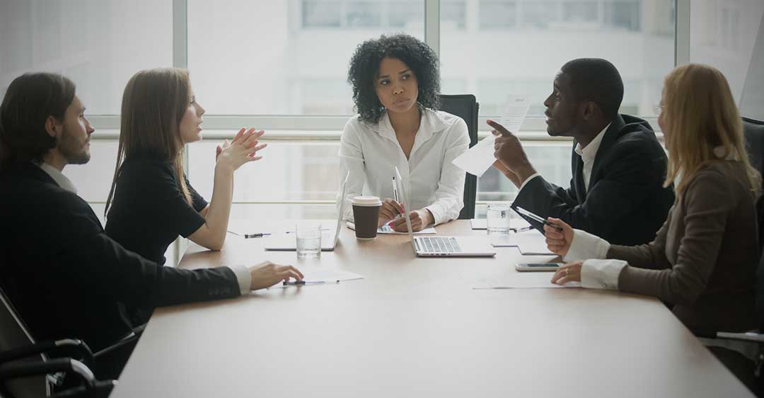 Des hommes et des femmes d'affaires assis dans une salle de réunion, un désaccord, une action en justice, actions dérivées,