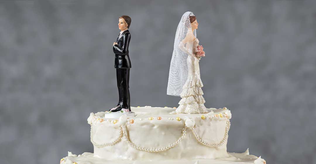Les mariés se détournent l'un de l'autre sur le gâteau de mariage, Conséquences du divorce sur la planification de votre succession