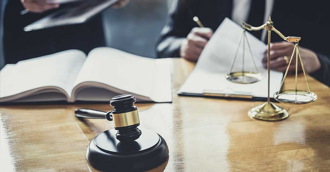 livres, documents, balance et marteau sur la table, processus de litige civil expliqué