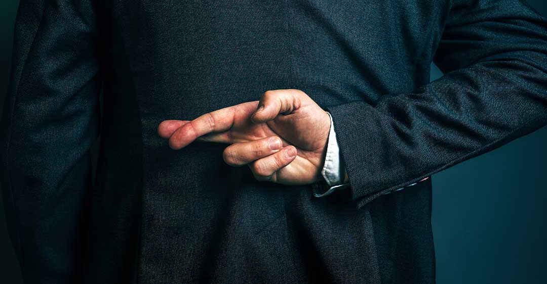 homme d'affaires avec les bras croisés dans le dos, recours en cas de rupture de contrat.