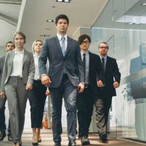 une équipe d'avocats défilant dans le bâtiment de l'entreprise, avocats spécialisés en droit international