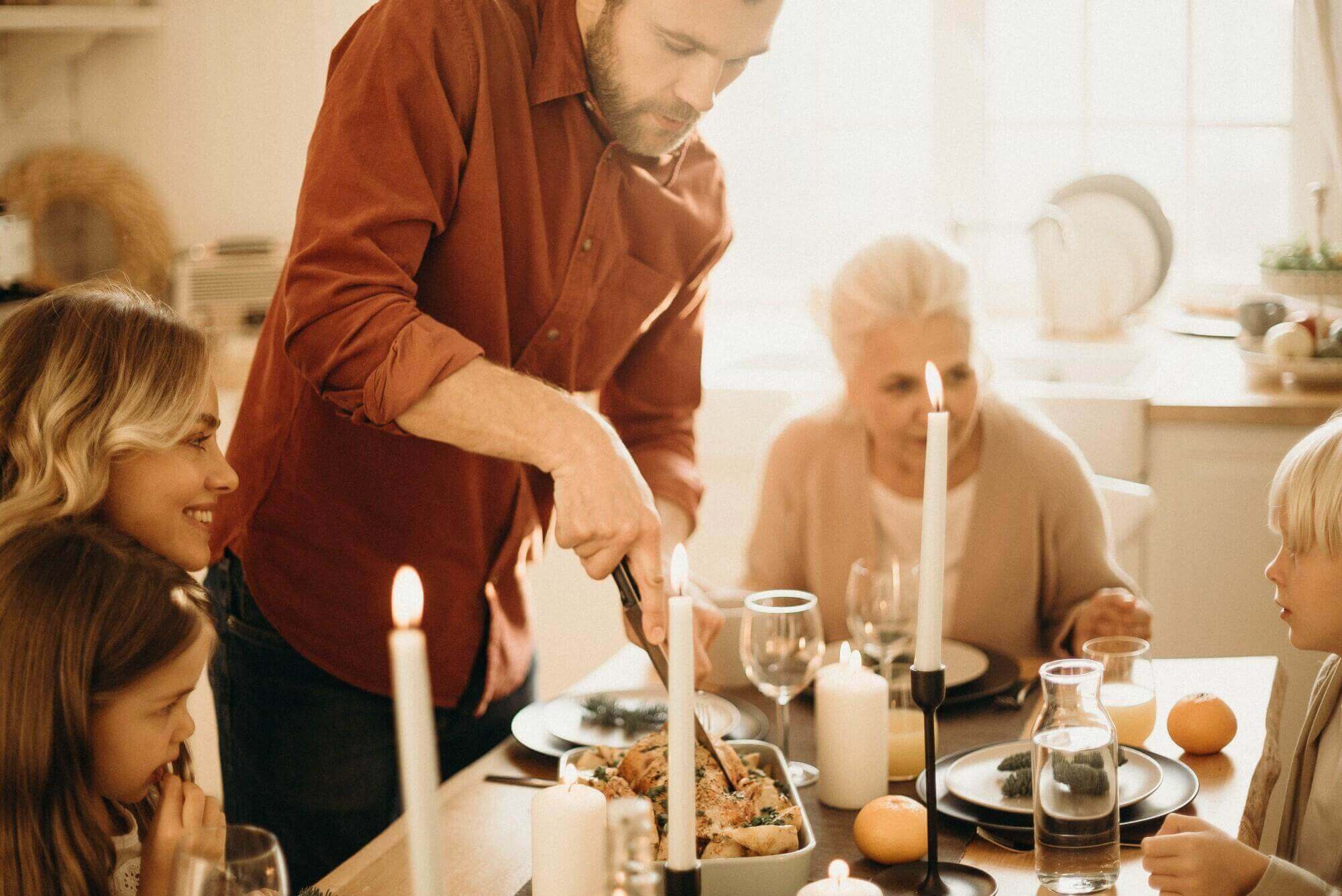 Image d’une famille partageant un repas, liée à la révision du testament et de la fiducie, à la planification successorale et à la protection des héritiers en 2025.