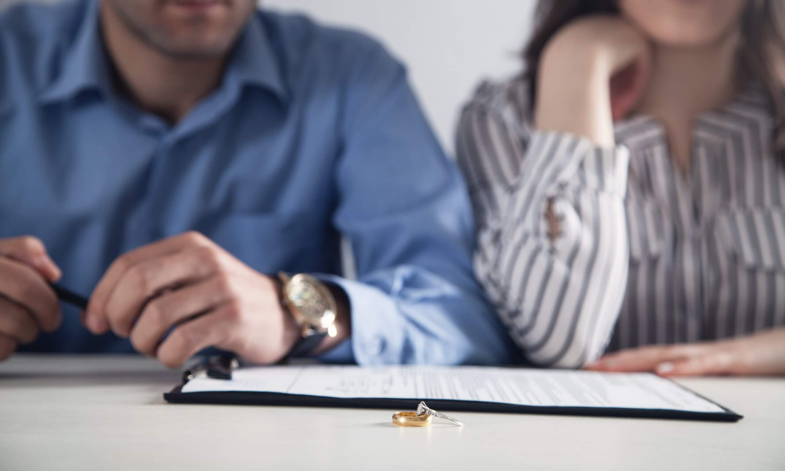 Image d’un couple lors d’une consultation juridique, liée aux questions à poser à un avocat en divorce à Jacksonville, au droit de la famille et à la préparation d’une première consultation.