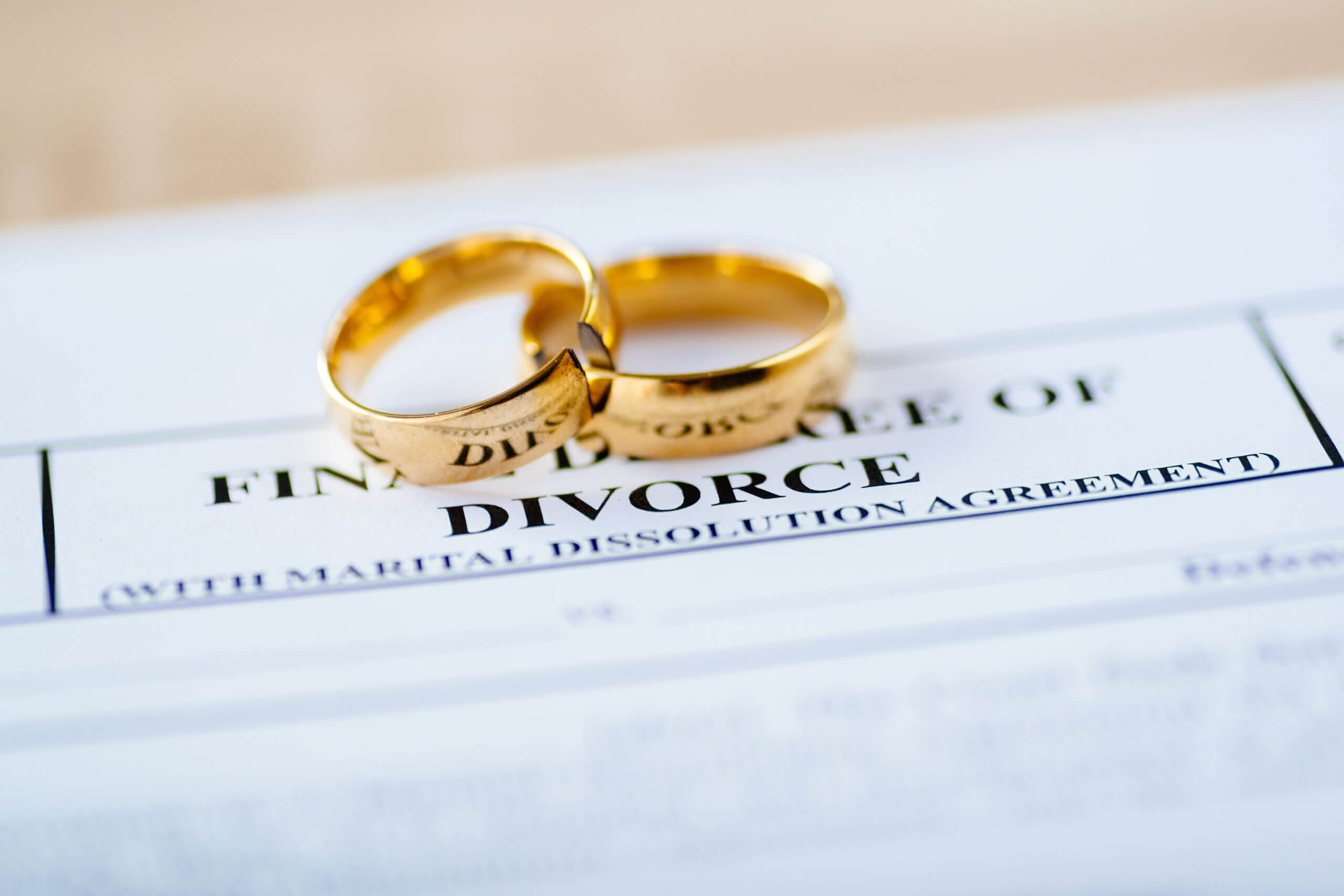Image d’alliances sur un formulaire de divorce, liée au divorce contesté et non contesté en Floride, au droit de la famille à Jacksonville et aux procédures de séparation.